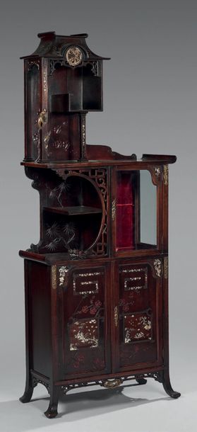 Vitrine en acajou marqueté de nacre et gravé...