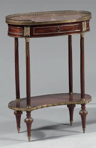 Petite table de salon de forme ovale en acajou...