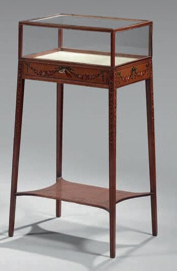 Petite vitrine en acajou blond souligné de...
