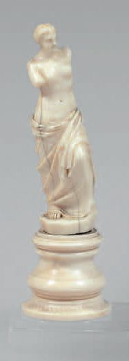 Statuette en ivoire sculpté représentant...