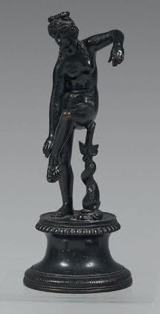Statuette en bronze patiné représentant Aphrodite...