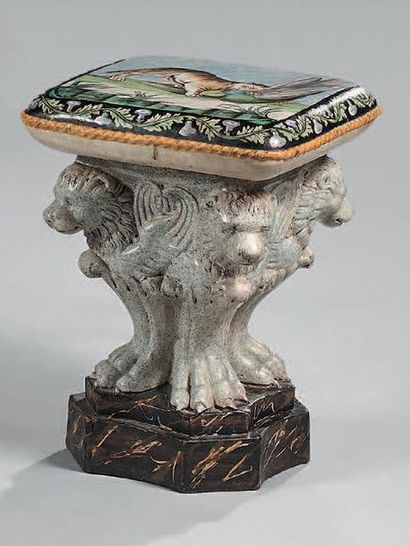 Tabouret en faïence polychrome, l'assise...