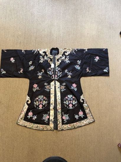 Veste ouvrant par le milieu, en soie noire,...