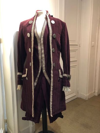 Costume masculin lie-de-vin. Habit en velours...