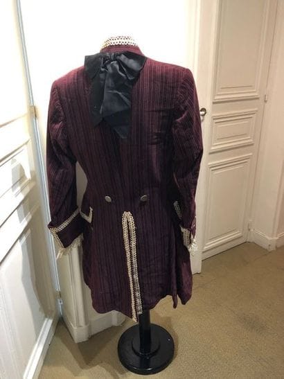 Costume masculin lie-de-vin. Habit en velours...
