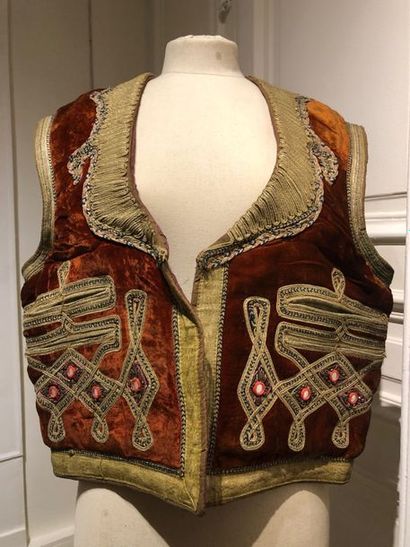 Gilet en velours brun, broderies et applications...