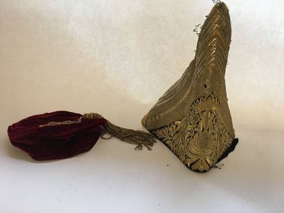 Lot comprenant : un chapeau en velours rouge...