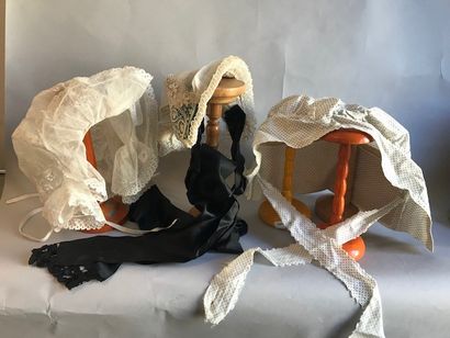 Ensemble comprenant : un bonnet en dentelle...