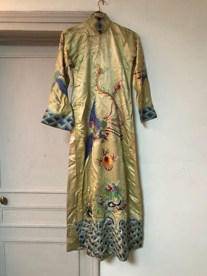 Robe en soie crème, à décor brodé de phénix...