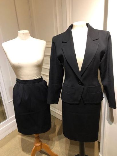 YVES SAINT LAURENT Variation. Ensemble en...