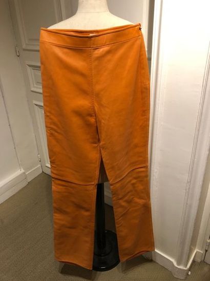 COURRÈGES. Pantalon droit en cuir orange.T38....