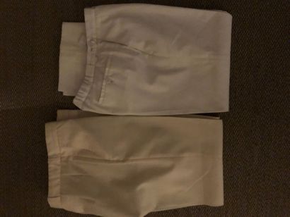Lot de partie de garde-robe en tissu blanc.NINA...