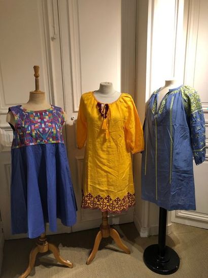 FRAGONARD. Robe en coton bleu lavande, appliquée...