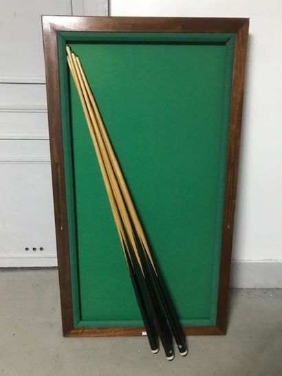 Table de billard d'appartement et cinq queues.
125...