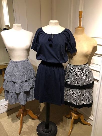 AGNES B. Lot. Robe en coton bleu marine à...