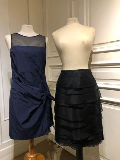 CERRUTI. Robe cintrée en coton bleu nuit...