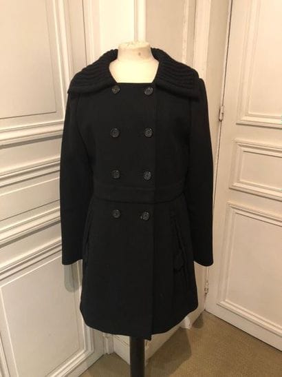 PRADA. Manteau en lainage noir à double boutonnage...