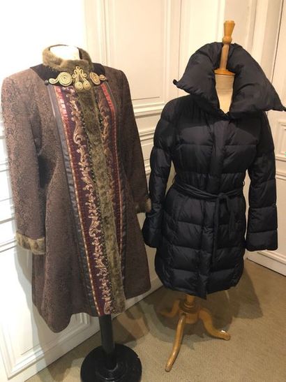 Lot. LA BONNE RENOMMÉE. Manteau long en coton...
