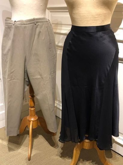 Lot. YVES SAINT LAURENT. Pantacourt en piqué...