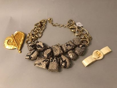 Lot : broche cœur en métal doré, siglée Christian...