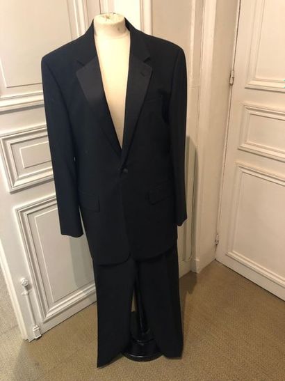 CALVIN KLEIN. Ensemble de smoking d'homme...