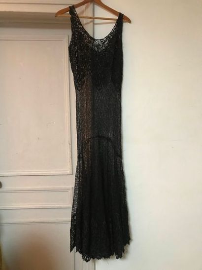 Lot comprenant : un corsage en tulle noir...