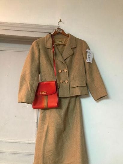 BALENCIAGA. Un tailleur jupe en lainage à...