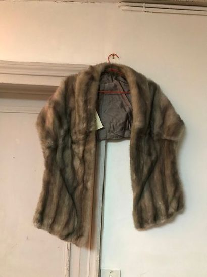 Lot : étole de vison gris ; un tailleur pantalon...