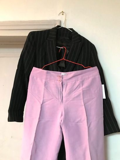 Lot : étole de vison gris ; un tailleur pantalon...