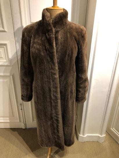Franklin SIMON. Manteau en castor rasé, col...