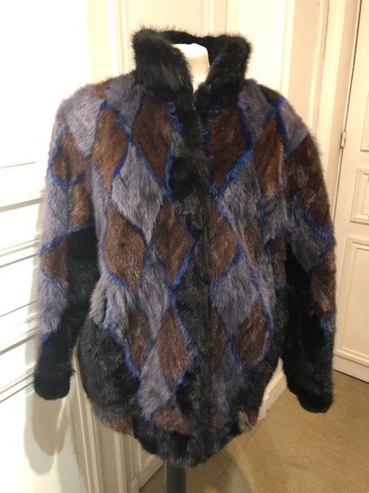 Veste blouson en vison noir. Sur les manches,...