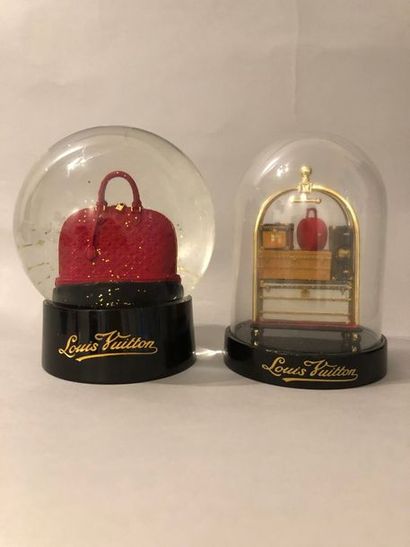 LOUIS VUITTON. Boule à neige à décor du sac...