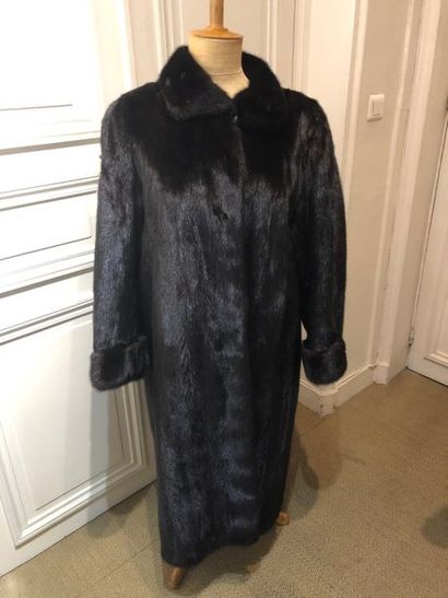 Manteau long de vison dark à col montant....