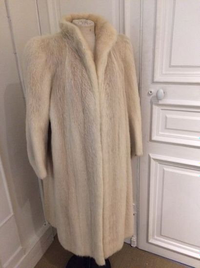 G. R. FICHELIS. Manteau en ragondin blanc,...