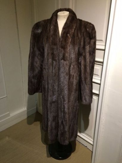 RAD. Manteau en vison brun, T 42. Griffé...
