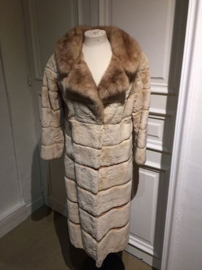 J. CONSIGNY. Manteau en castor rasé traité...