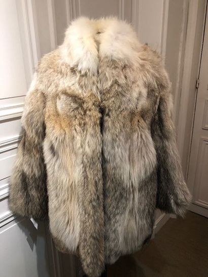 ROBERT BEAULIEU. Veste longue en loup, col...