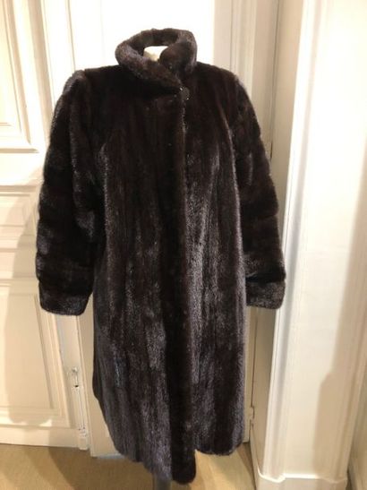 G. R. FICHELIS. Manteau en vison dark, à...