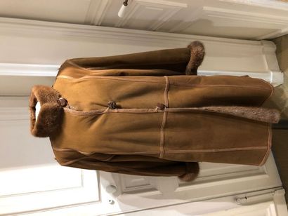 GUY LAROCHE. Manteau en peau lainée ornée...