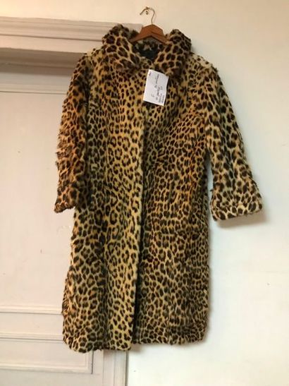 Manteau en panthère, les manches 3/4. Us...