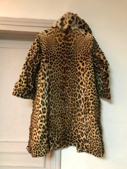 Manteau en panthère, les manches 3/4. Us...