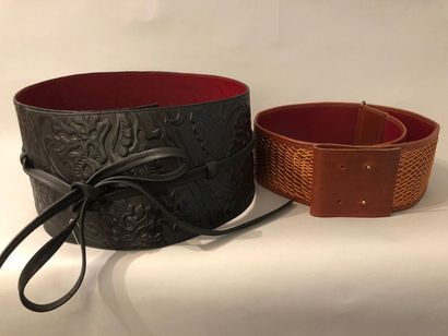 KENZO. Lot : large ceinture corselet en cuir...