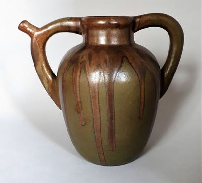POINTU. Grand vase en céramique à décor de...