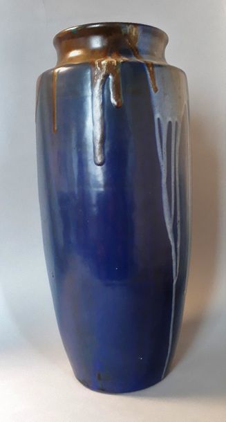 POINTU. Grand vase en céramique à décor de...