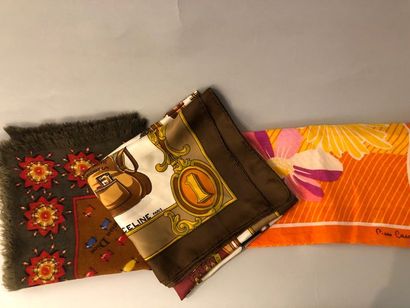 Lot de foulards. CELINE. Carré en soie imprimée,...