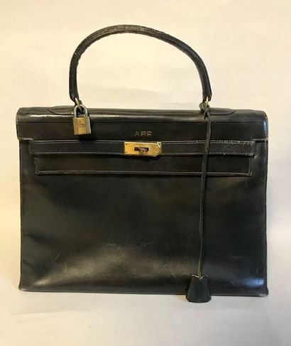 HERMÈS. Sac KELLY 32, en cuir box noir, fermoir...