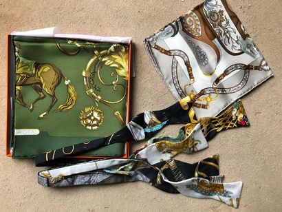 Important lot de foulards en soie certains...