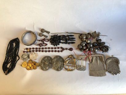 Lot : ensemble de boutons, broches, boucles...