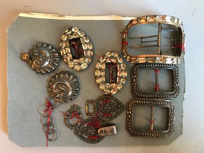Boucles de ceinture et de chaussures, certaines...