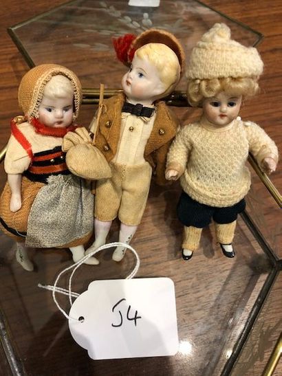 Dans une boîte octogonale en verre, trois...